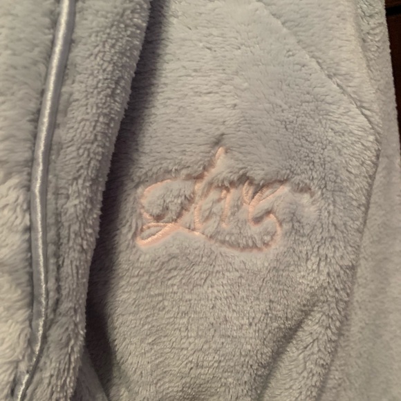 ‼️No Longer Available‼️ Victoria’s Secret Robe. - Picture 2 of 4
